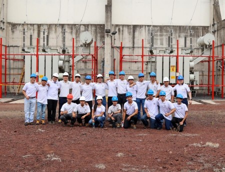 Estudiantes del Colegio Salesiano Santa Cecilia durante su recorrido por la Central Hidroeléctrica 5 de Noviembre, donde conocieron de primera mano el funcionamiento de sus instalaciones.