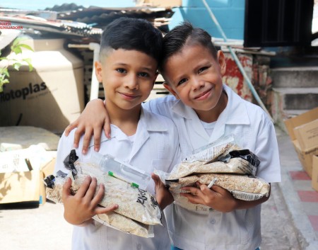 La donación beneficia a tres mil seiscientos setenta y nueve estudiantes y sus familias de Comayagüela.