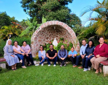 Parte del grupo de agentes de pastoral compartió un momento fraterno junto al padre René Guzmán, SDB, durante el retiro dedicado a renovar sus dones y su misión.