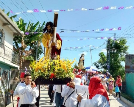 Feligreses de la Parroquia San Juan Bosco en Ciudadela Don Bosco participan en una de las procesiones que marcaron la Semana Santa, conmemorando la Pasión, Muerte y Resurrección de Jesucristo.