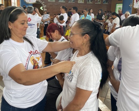 Una misionera recibe la cruz durante la celebraci&oacute;n del env&iacute;o, signo visible de su compromiso de anunciar a Cristo y ser testigo de luz en su comunidad.