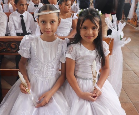 Dos de los 81 ni&ntilde;os que celebraron su Primera Comuni&oacute;n, dando un paso de acercamiento a Dios en su vida cristiana.
