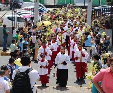 Con ramos en mano y cantos de alabanza, los feligreses caminaron en procesión hacia el templo parroquial, recordando la entrada triunfal de Jesús en Jerusalén.