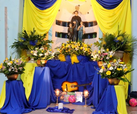 El altar dedicado a San Juan Bosco resplandece en la parroquia María Auxiliadora, como símbolo de fe y devoción en el inicio de sus festividades.