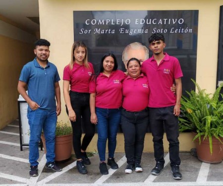 Jóvenes del IHER celebran la culminación de su TES. Un paso importante hacia su graduación y futuro profesional.