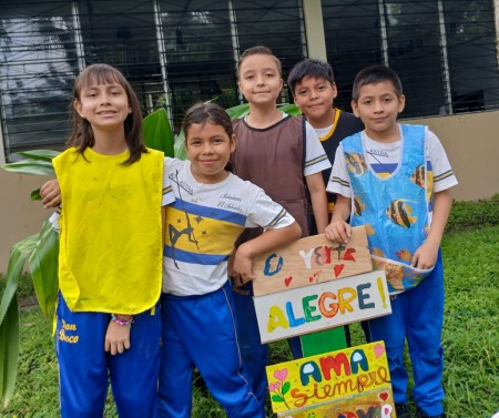 Estudiantes de tercer grado del Colegio Don Bosco y Centro Escolar San Juan Bosco exhiben sus mensajes sobre el cuidado de la naturaleza, promoviendo la importancia del trabajo en equipo y el respeto por el medio ambiente.
