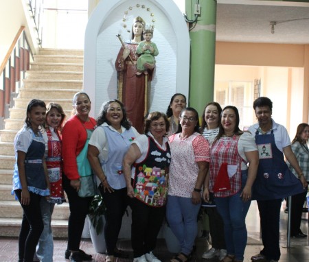  Uno de los momentos más celebrados fue la demostración de delantales, donde las participantes lucieron con orgullo sus diseños y técnicas aprendidas.