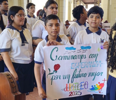 La peregrinación a la Basílica Don Bosco, acompañada de la oración y la reconciliación, les brindó una ocasión única para fortalecer su vínculo con Dios y vivir más plenamente los valores del Evangelio en su vida diaria.