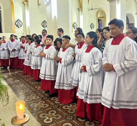 Los Monaguillos Santo Domingo Savio de Masaya fueron consagrados con alegría y devoción durante una emotiva eucaristía, acompañados por sus familias y la comunidad salesiana.