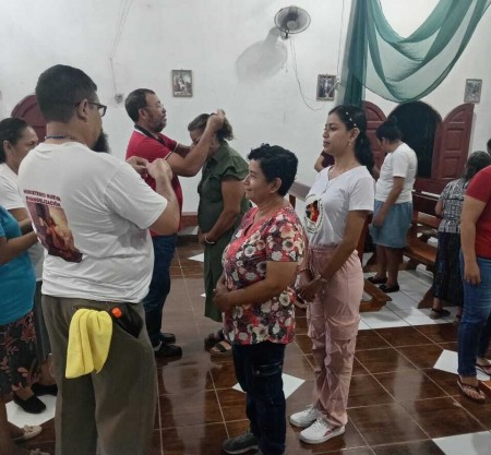 Imposición de la cruz misionera a los nuevos integrantes durante la Santa Eucaristía, momento central del encuentro.
