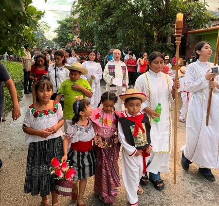 Feligreses de la Parroquia San Benito de Palermo acompa&ntilde;an en procesi&oacute;n la imagen de la Virgen de Guadalupe, expresando su fe y devoci&oacute;n mariana.