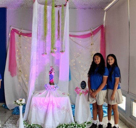 Estudiantes del Instituto Salesiano San Miguel posan junto a su altar dedicado a María Auxiliadora, expresión de fe, creatividad y amor a la Virgen en el mes mariano.
