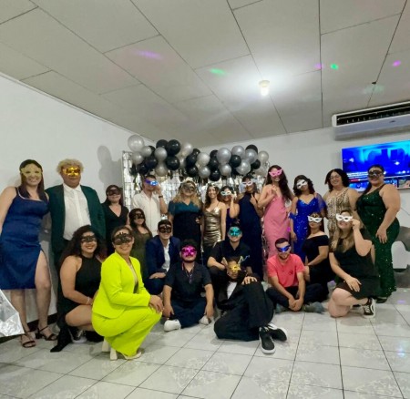 Jóvenes del grupo ESCOGE de Pérez Zeledón celebran con alegría su 21.º aniversario durante la Noche de Gala, reafirmando su compromiso con la espiritualidad salesiana y la misión juvenil.