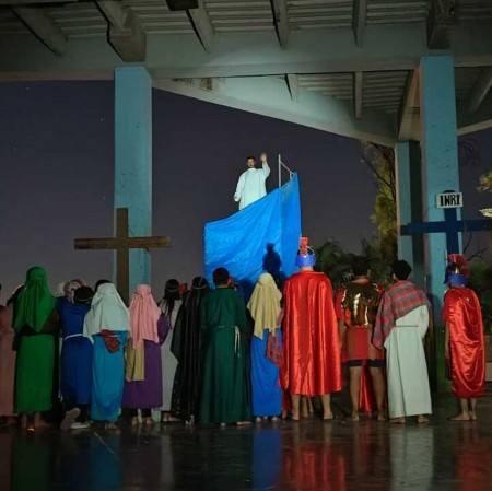 Jesús Resucitado se presenta ante la comunidad parroquial como signo de esperanza y vida nueva, en el emotivo cierre del Vía Crucis Viviente organizado por los jóvenes de la Parroquia María Auxiliadora.