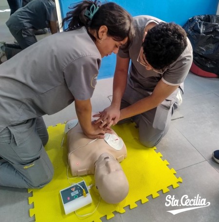 Estudiantes del Colegio Salesiano Santa Cecilia practican maniobras de reanimación cardiopulmonar (RCP) durante el curso de Primeros Auxilios FOTS, parte de su certificación internacional avalada por la NAEMT.