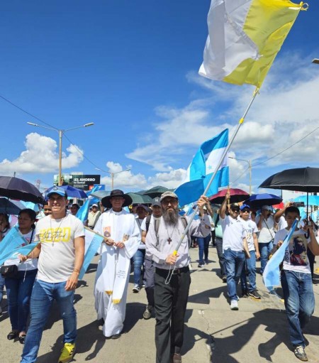 Feligresía de la Parroquia María Auxiliadora de Comayagüela caminaron unidos en oración, pidiendo paz para su nación.