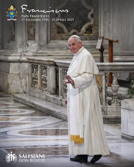Fieles participan en la Eucarist&iacute;a conmemorativa en la Casa Santa Marta, recordando con gratitud al Papa Francisco a un a&ntilde;o de su partida, destacando su legado de misericordia y servicio a los m&aacute;s necesitados.