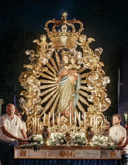 La imagen de María Auxiliadora recorre las calles de Turín durante la tradicional procesión del 24 de mayo en Valdocco, una celebración llena de fe y alegría en honor a la Virgen que Don Bosco amó con especial devoción.