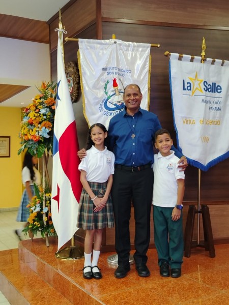 Los estudiantes Andrés Alcalá y Ana Isabel Álvarez, acompañados por el padre David Panezo, pastoralista del ITDB, representaron con orgullo al Instituto Técnico Don Bosco en el X Encuentro Intercolegial de Oratoria, destacando por su talento, liderazgo y formación en valores.