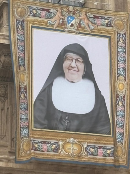 Este fin de semana estará marcado por la santidad en la Iglesia Católica: la canonización de la hermana María Troncatti llena de alegría a la Familia Salesiana, que celebra desde ya con oración, música y testimonios el ejemplo de su vida entregada al servicio de los más necesitados.