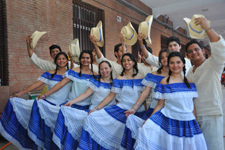 Un grupo de  El Salvador presentó el baile 