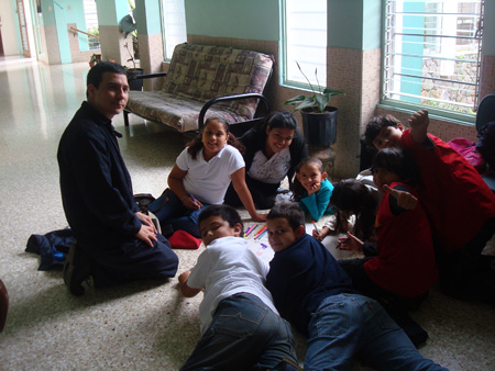 Peque&ntilde;os con P. Edward de la O. 