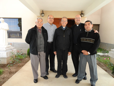 Obispo visit&oacute; la casa salesiana. 