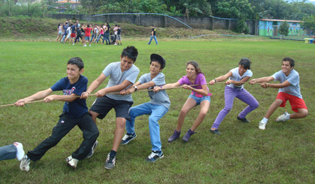Jóvenes de Primaria en en Colegio Zapote. Costa Rica.