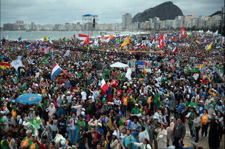 Jovenes esperando al Papa Francisco en Playa Copacabana
