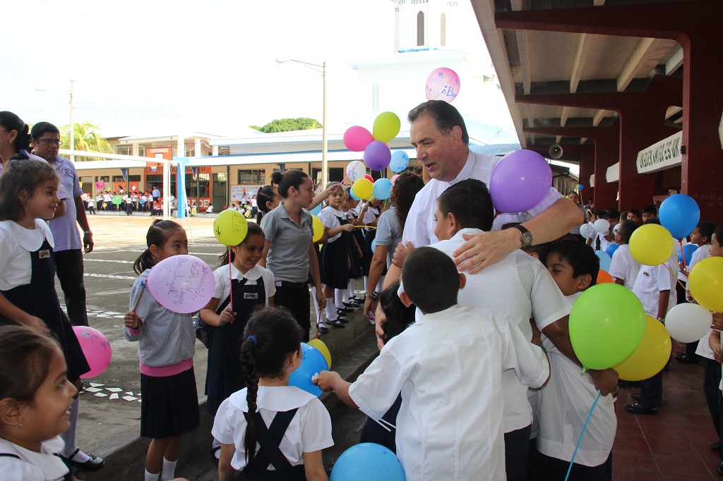 Don Ángel saludó a los niños de la primaria del Colegio Don Bosco de Granada.