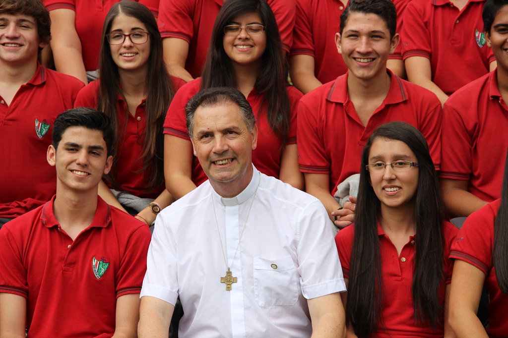 Don Ángel con alumnos de CEDES Don Bosco. Costa Rica.