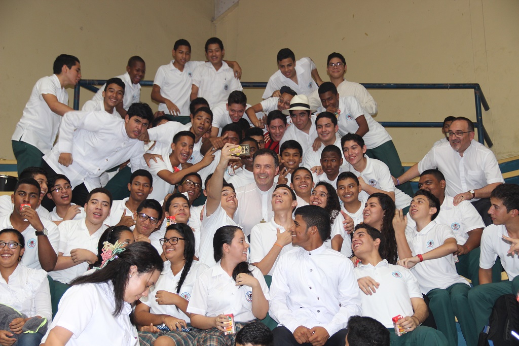 Don Ángel con alumnos del Técnico Don Bosco. Panamá.