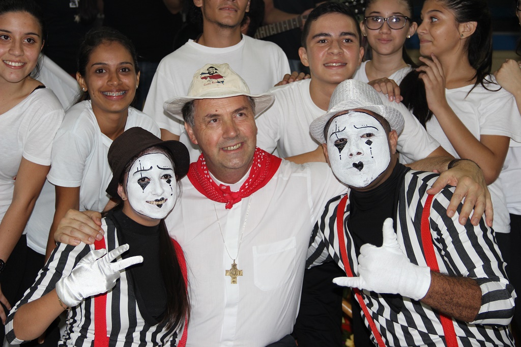 Jóvenes el MJS de Costa Rica recibieron a Don Ángel en medio de una gran fiesta.