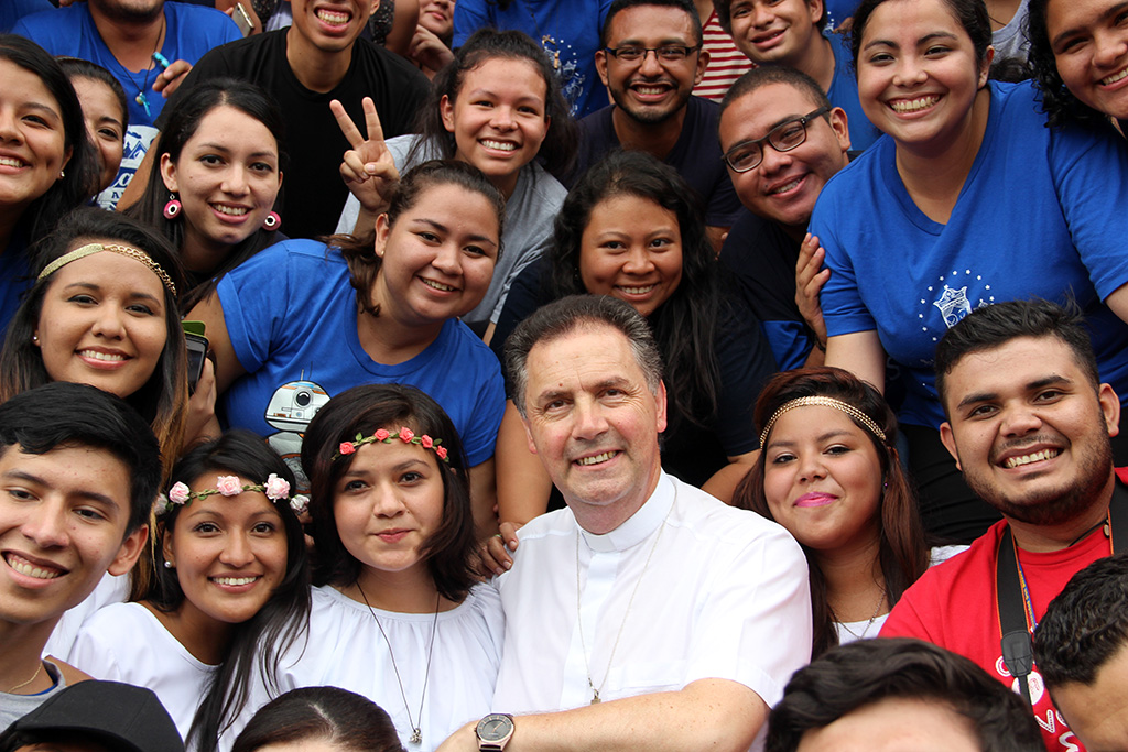 Don Ángel compartió una mañana con los jóvenes del MJS de El Salvador.