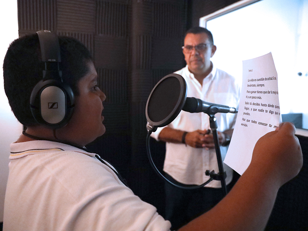 Los estudiantes del Chaleco hacen sus prácticas en los estudios audiovisuales Chaleco TV.