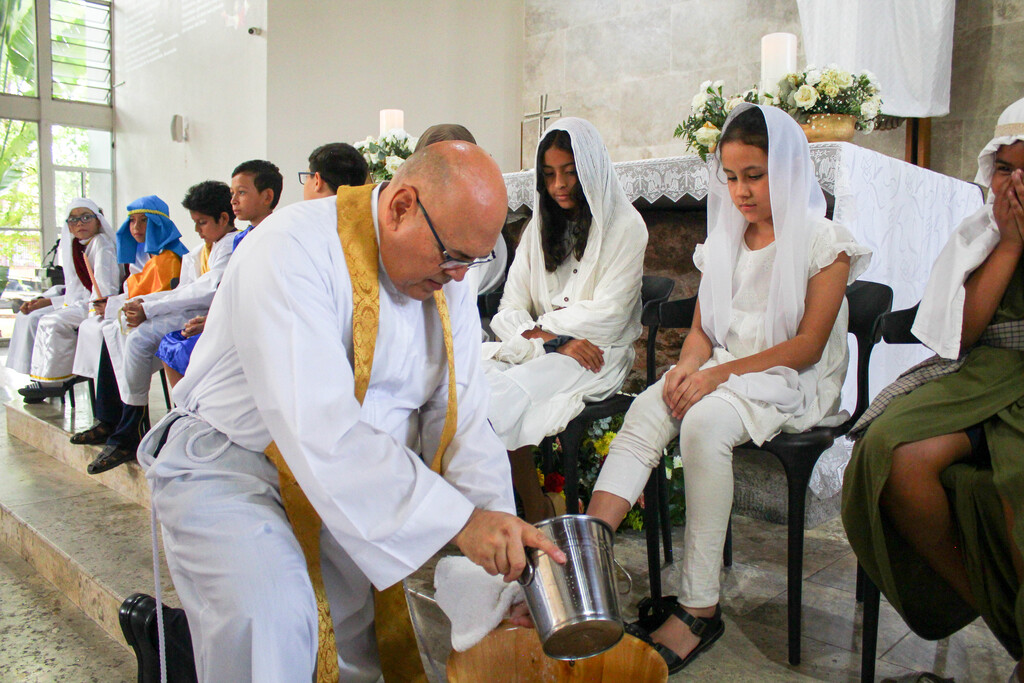 Durante la celebración de la Pascua, destacaron gestos significativos como el lavatorio de pies a los estudiantes del Instituto San Miguel. 