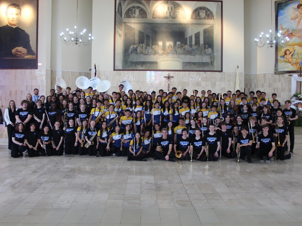 La visita de la Banda de Concierto y Orquesta de Hopkins High School a CEDES Don Bosco fue un éxito rotundo. 
