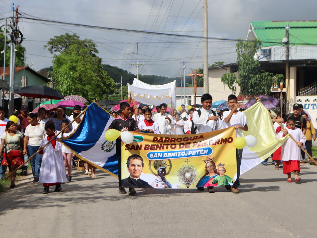 Fieles participan en la procesión eucarística para conmemorar los 500 años de la primera eucaristía en Guatemala.