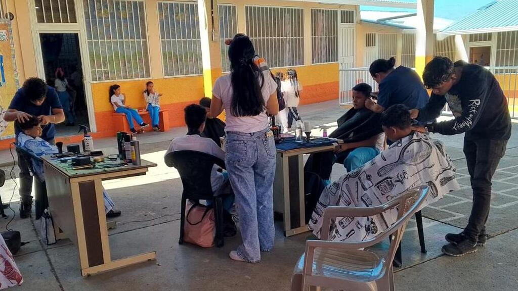 Jóvenes del curso de barbería del Centro Juvenil Padre Agustín Vásquez realizan cortes de pelo en la Escuela Tiburcio Carías Andino, con el apoyo de la comunidad escolar.