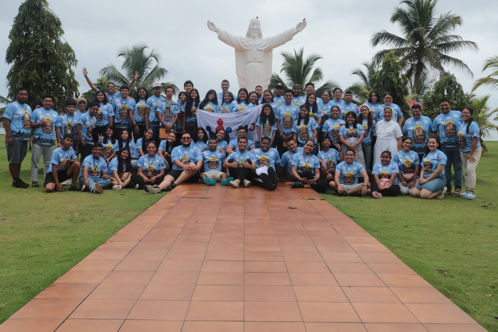 Los participantes del Campo Bosco 2024 Panamá reunidos en la Casa de Retiro de Tiberiades, celebrando un fin de semana lleno de fe, aprendizaje y diversión bajo el lema “Caminando con sueños, construimos futuros”.