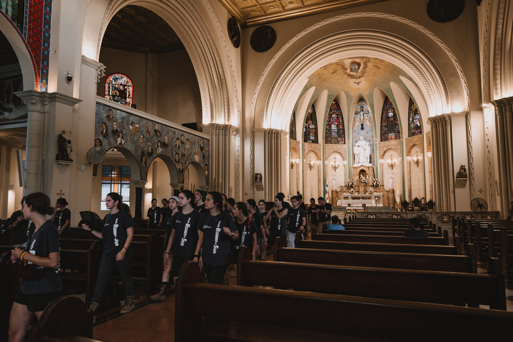 Jóvenes de la expedición ‘España Rumbo al Sur’ visitando la Basílica Don Bosco en Ciudad de Panamá.