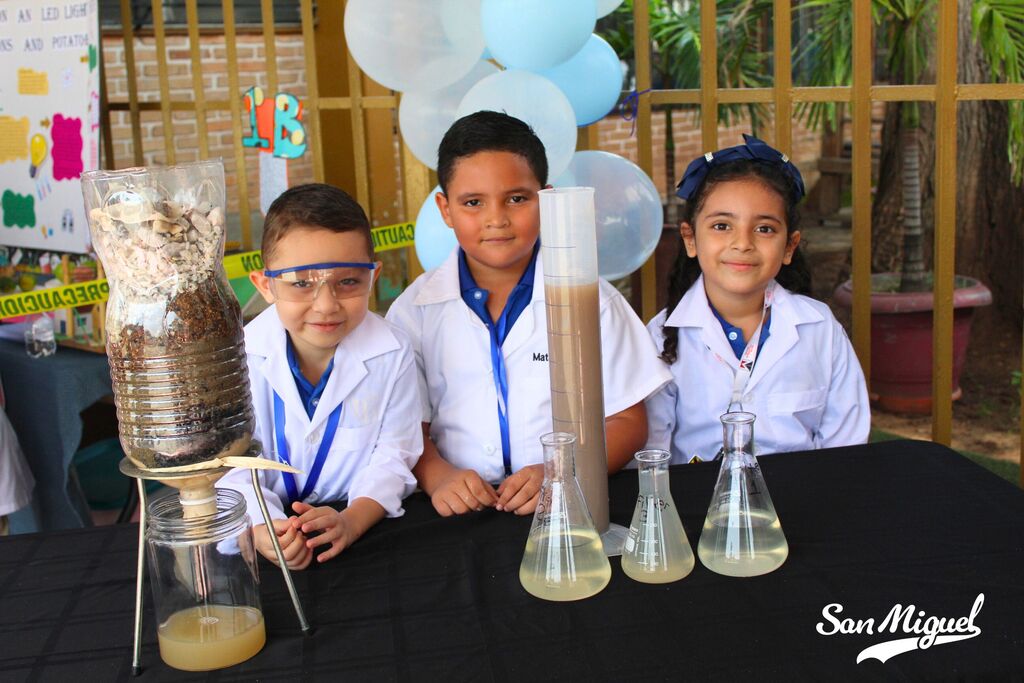 La feria celebró el entusiasmo y la dedicación de los estudiantes hacia las ciencias, así como también sirvió como plataforma para inspirar a otros jóvenes a motivarlos a participar y sacar su lado creativo.