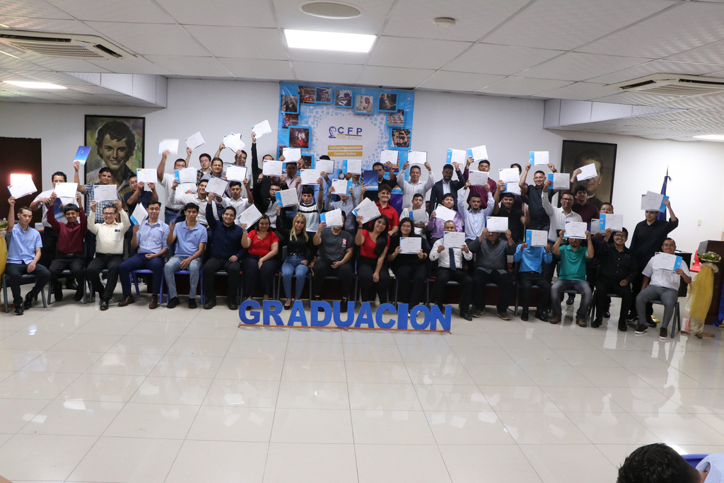 Graduados del Centro de Formación Profesional Don Bosco en Soyapango celebran su éxito. 