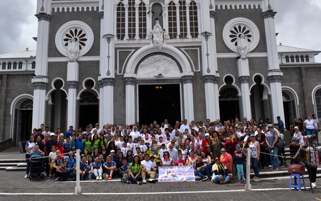 Peregrinos de la familia salesiana de Costa Rica posan frente a la Basílica de Nuestra Señora de los Ángeles en Cartago.