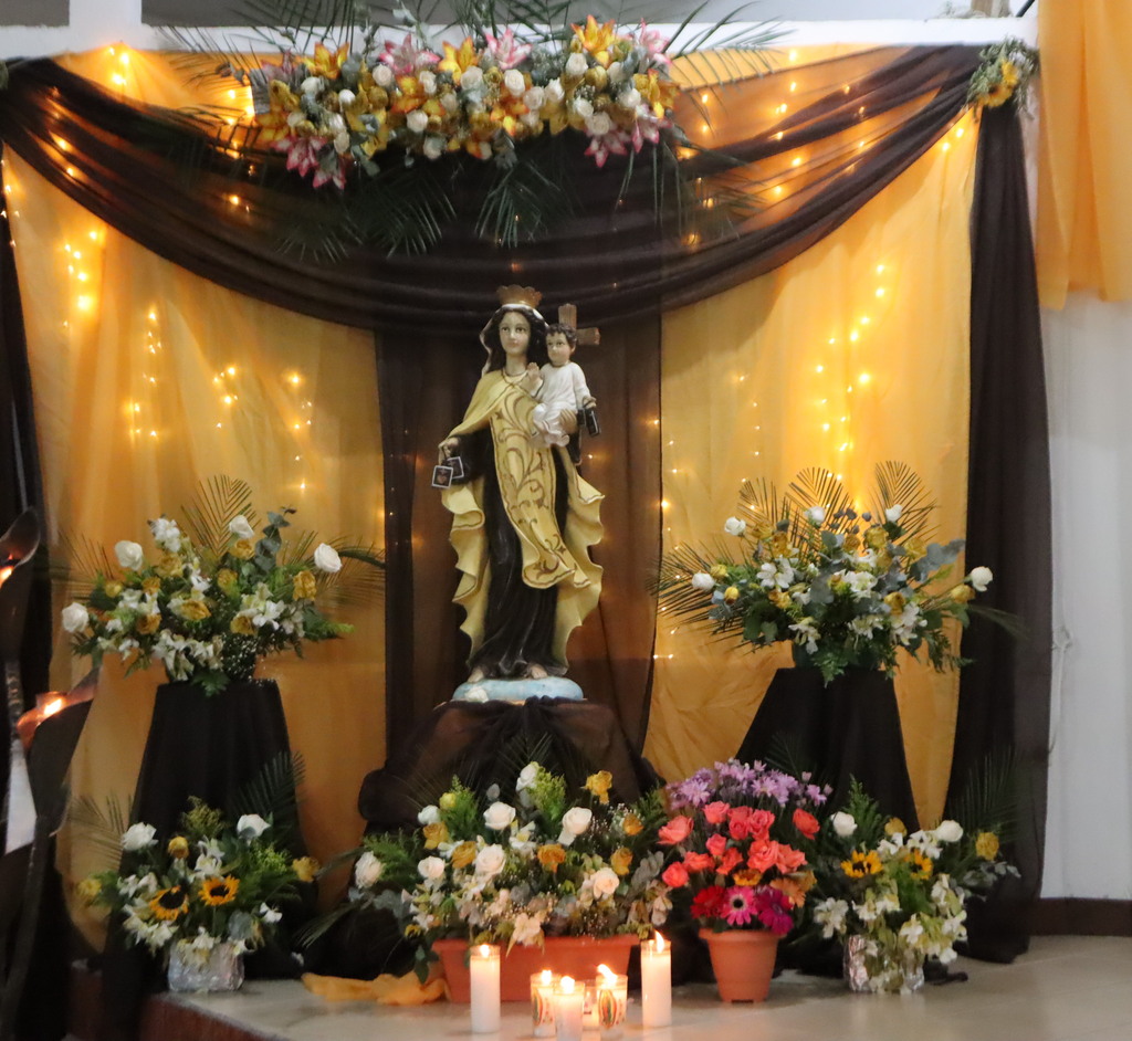 Bello altar de la Virgen del Carmen en la capilla del Barrio Colonia Tikal, San Benito, Petén.