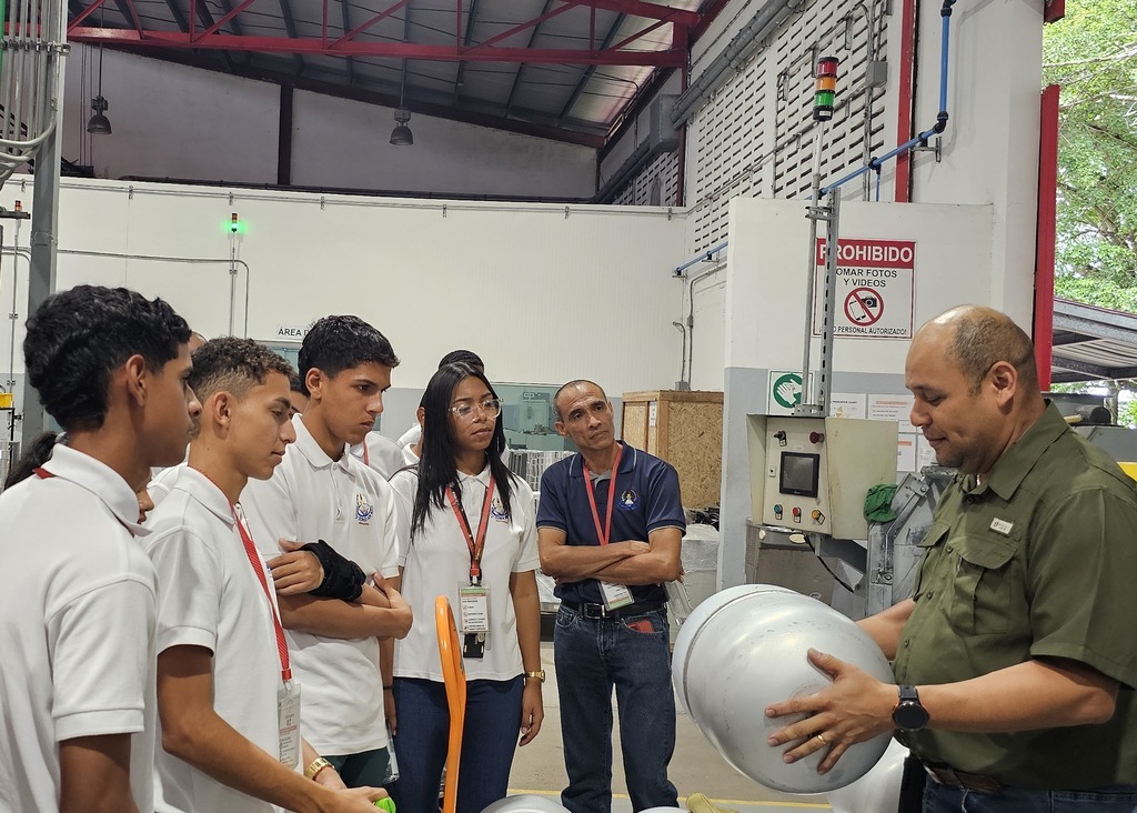 Los estudiantes de bachillerato realizaron una visita técnica para conocer procesos de producción en aluminio con tecnología vanguardista. 
