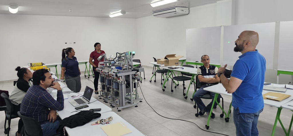 Con la incorporación del brazo robótico, el Instituto Técnico Don Bosco reafirma su compromiso con la excelencia educativa y la preparación de sus estudiantes para enfrentar los desafíos del entorno industrial moderno.