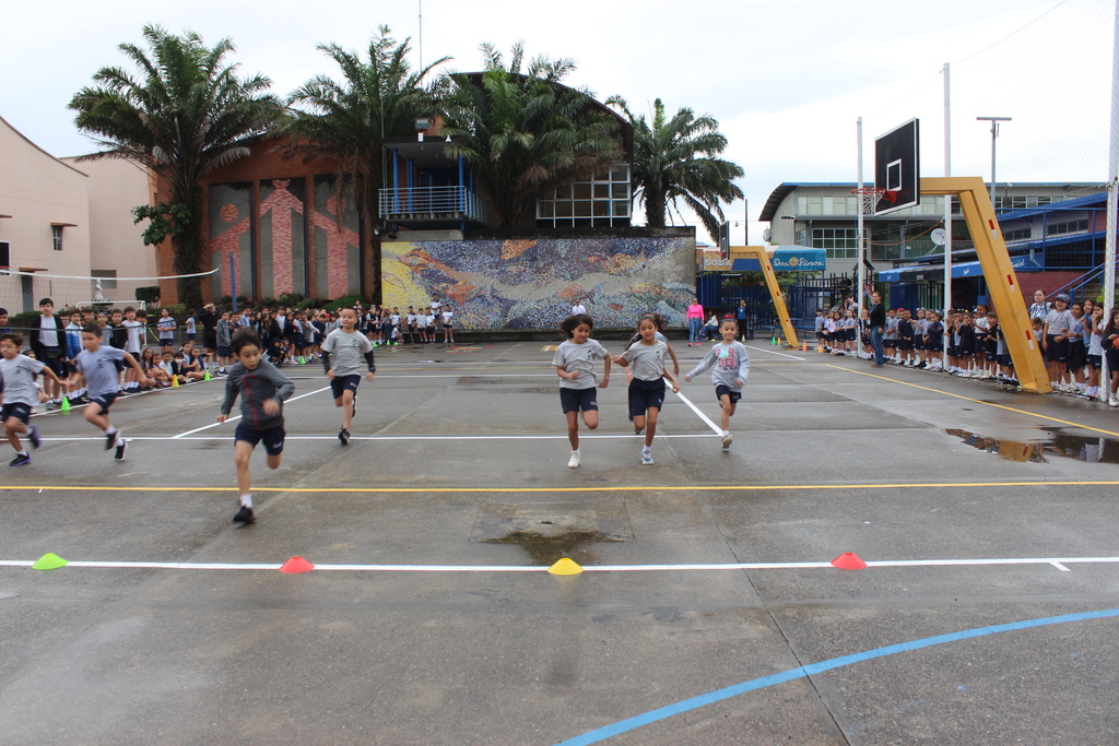 La Escuela San Juan Bosco motivó a sus estudiantes a participar en la carrera contra la violencia. 