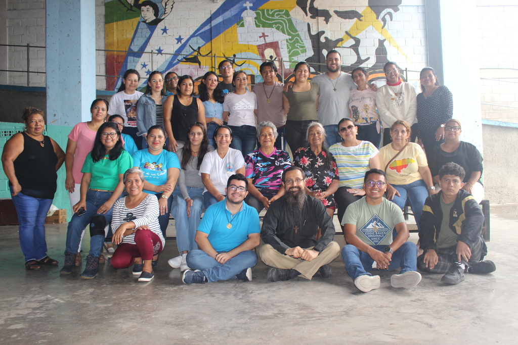 Catequistas de nivel 1 y 2 en la Parroquia María Auxiliadora de Comayagüela participando en el taller, donde se les proporcionaron metodologías para mejorar la formación de los catequizandos.