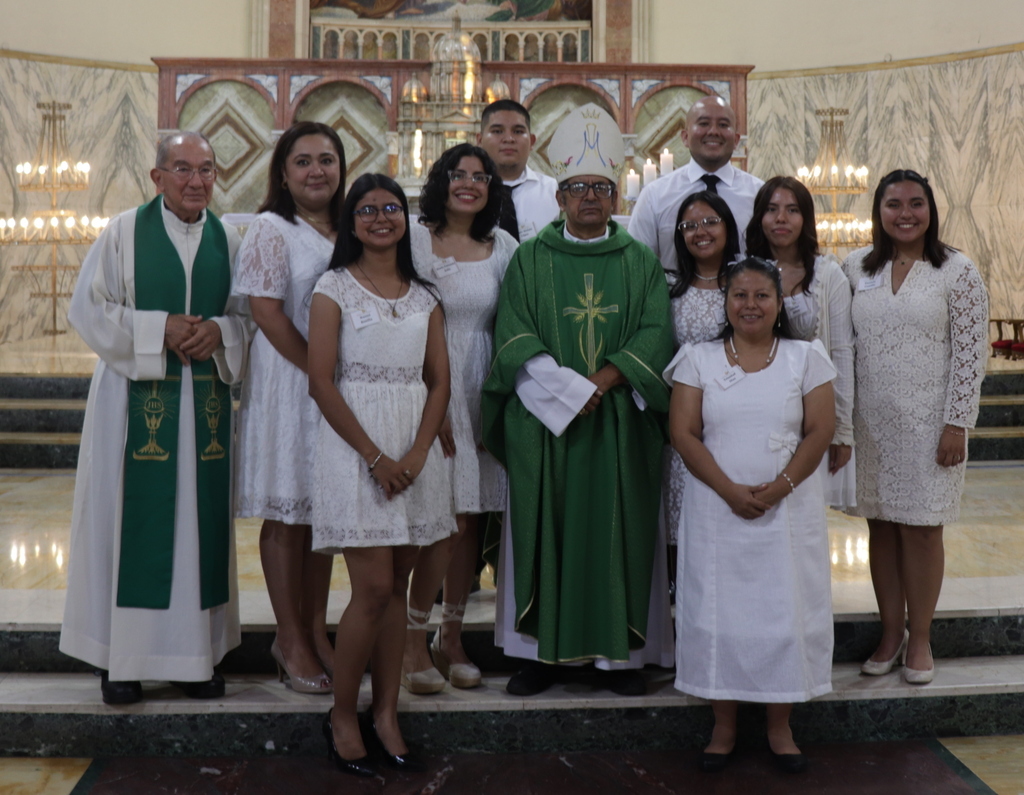 Monseñor Elías Bolaños SDB presidió la ceremonia del sacramento de la Confirmación de 9 adultos en la parroquia Don Rúa. 